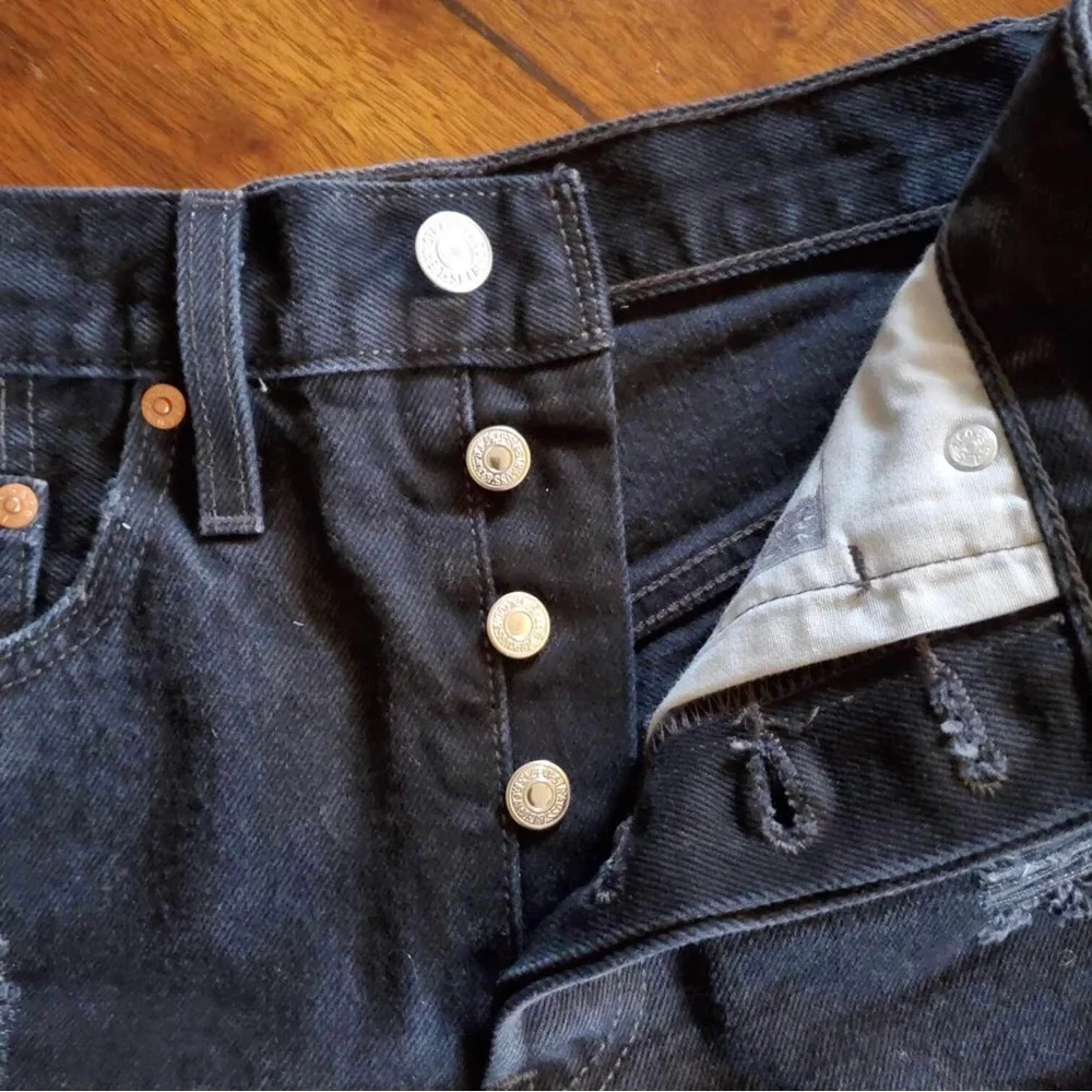 Levi 501 Original Black Distressed Denim Festival Shorts Women’s Size 26